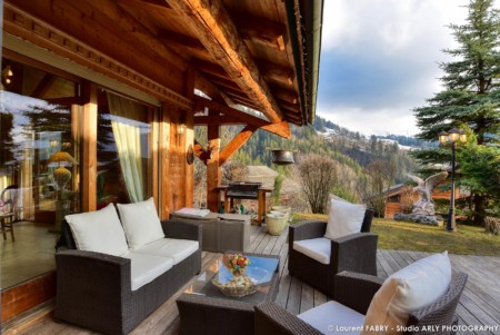 Chalet à vendre au Grand Bornand : terrasse extérieure avec table basse et fauteuils