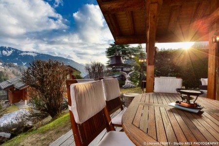 Chalet à vendre au Grand Bornand : terrasse extérieure avec table et chaises