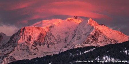 Coucher de soleil et nuage lenticulaire sur le Mont Blanc