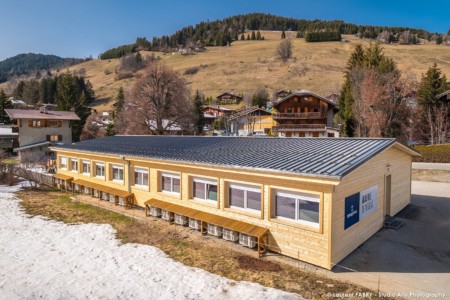 Photographe architecture à Megève : Mairie provisoire à Megève : façade du bâtiment avec vue vers le Jaillet