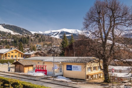 Photographe architecture à Megève : Mairie provisoire à Megève : façade du bâtiment avec vue vers le Mont Blanc