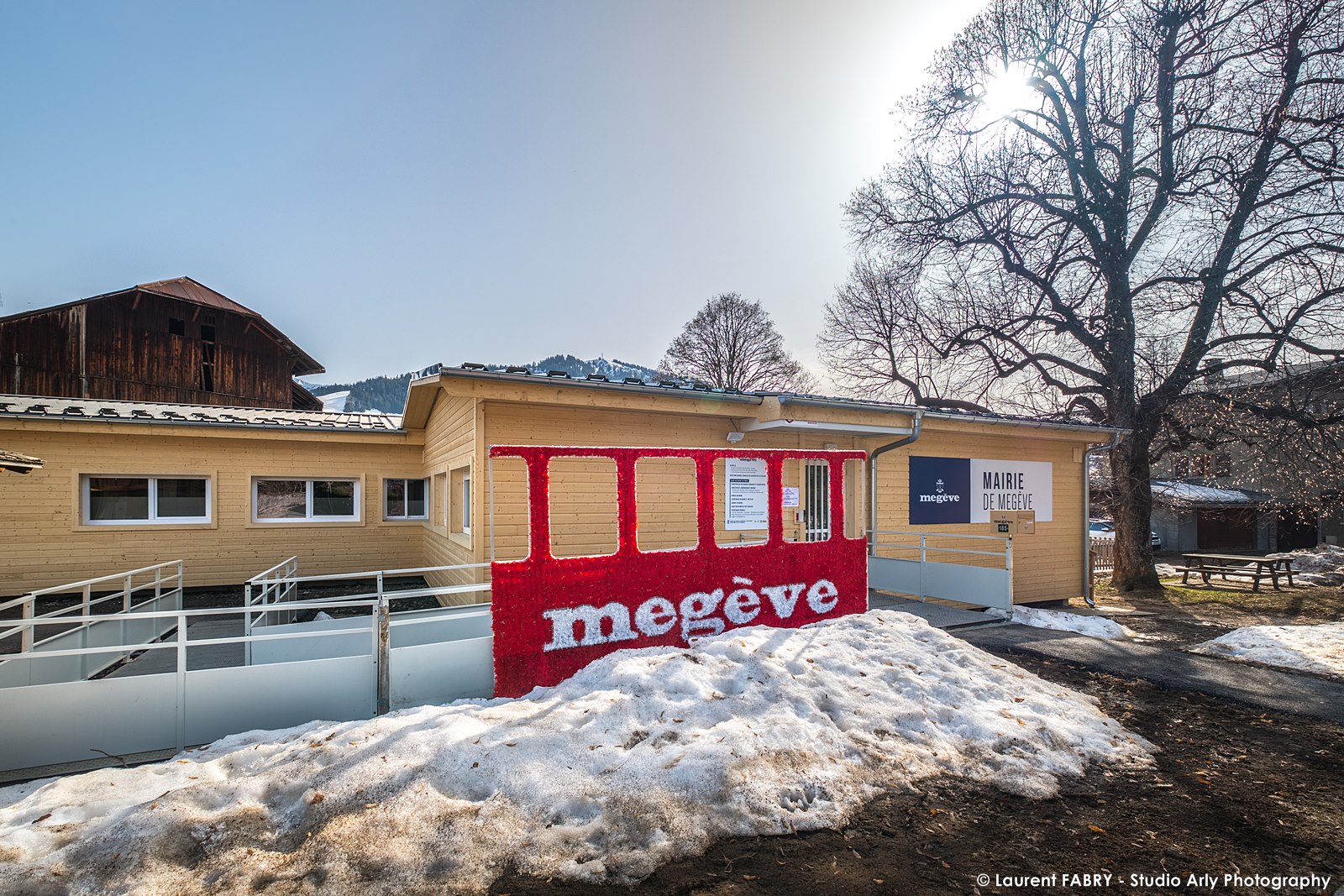 Photographe architecture à Megève : Mairie provisoire à Megève : façade du bâtiment
