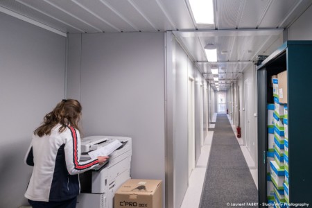 Mairie Provisoire à Megève : Couloir Et Coin Photcopieuse