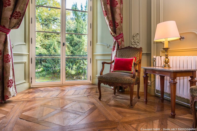 Photographe pour les chambres d'hôtes du Chateau de Maillat : salon avec vue sur le parc