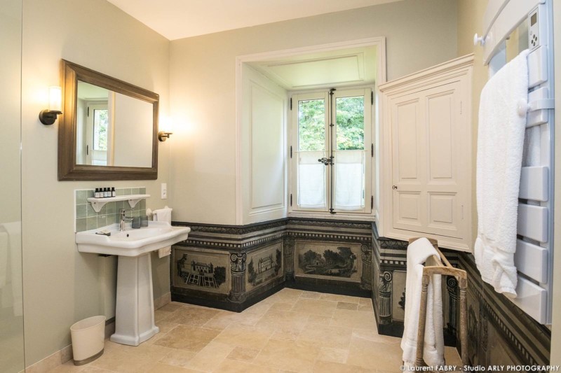 Photographe dans la maison d'hôtes du Chateau de Maillat : une grande salle de bain