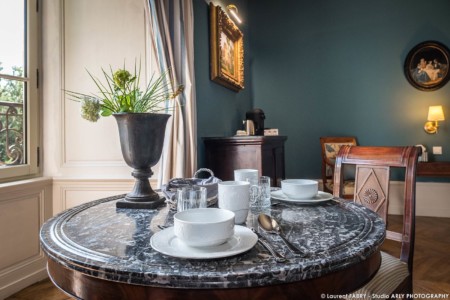 Photographe D'hôtellerie Dans L'Ain (Château De Maillat) : Guéridon Dans Une Chambre