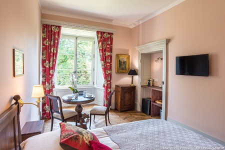Photographe d'hôtel dans l'Ain (Château de Maillat) : chambre aux rideaux rouge