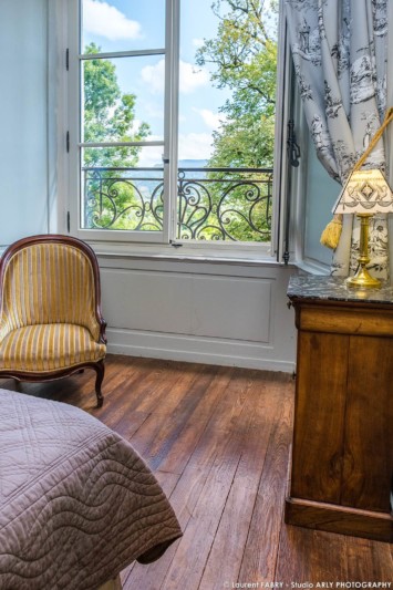 Photographe d'hôtel dans l'Ain (Château de Maillat) : chambre au parquet en bois