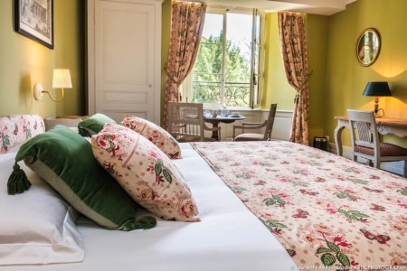 Reportage photo immobilier dans l'Ain (Château de Maillat) : chambre et ses motifs de fleurs
