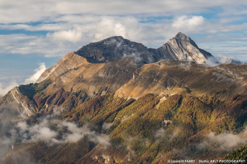 Grand Roc, Pecloz et Armenaz, an automne, bordent le massif des Bauges