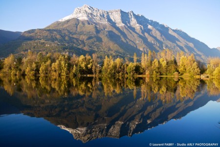 La dent d'Arclusaz se reflète dans le lac de Carouge, sur le piémont du massif des Bauges