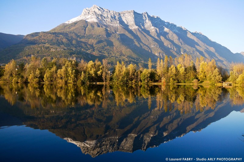 La dent d'Arclusaz se reflète dans le lac de Carouge, sur le piémont du massif des Bauges