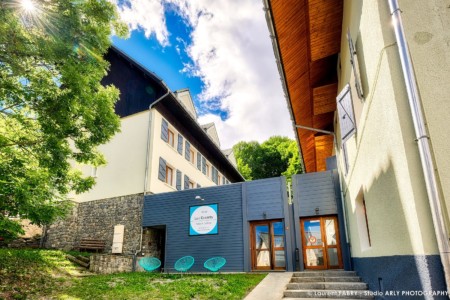 Façade De L'hôtel : Entrée Entre Les Deux Bâtiments Hôtel Les Essarts, Valloire (73)