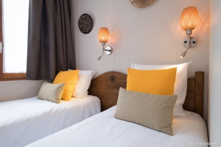 Gros plan sur les lits jumeaux, Hôtel les Essarts, Valloire
