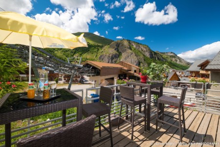 Terrasse En Hauteur Face à La Montagne Et Au Télécabine De La Station, Hôtel Les Essarts, Valloire Gallibier