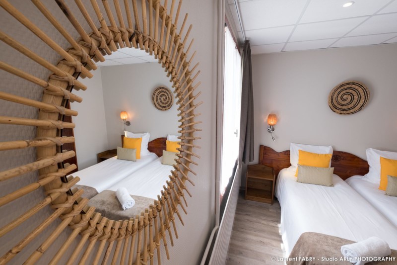reflet des lits jumeaux dans le miroir Hôtel les Essarts, Valloire
