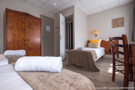 grande chambre avec plusieurs lits, Hôtel les Essarts, Valloire