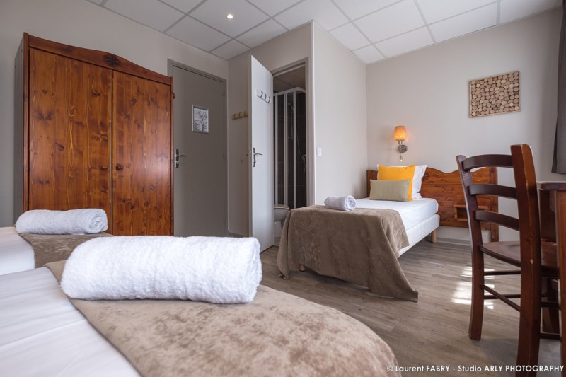 grande chambre avec plusieurs lits, Hôtel les Essarts, Valloire