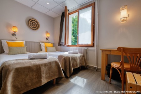 Chambre Avec Lits Jumeaux, Et Fenêtre Ouverte Sur La Nature, Dans Un Hôtel En Maurienne