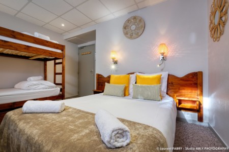 Grande Chambre Avec Lit Double Et Lits Superposés, Hôtel En Maurienne (Savoie)