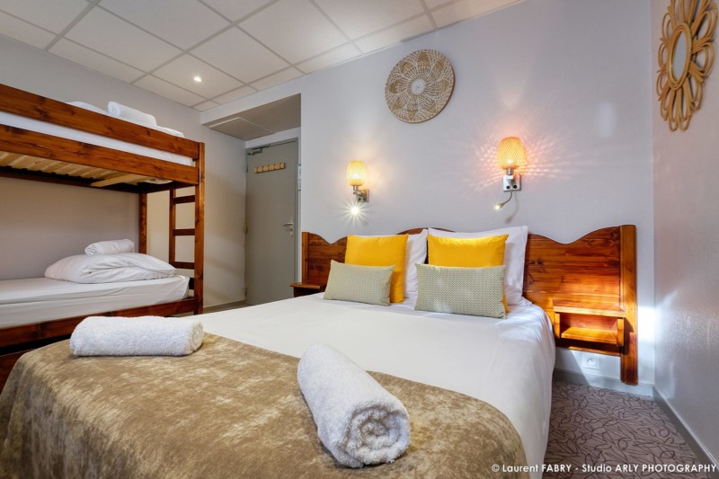 grande chambre avec lit double et lits superposés, hôtel en Maurienne (Savoie)