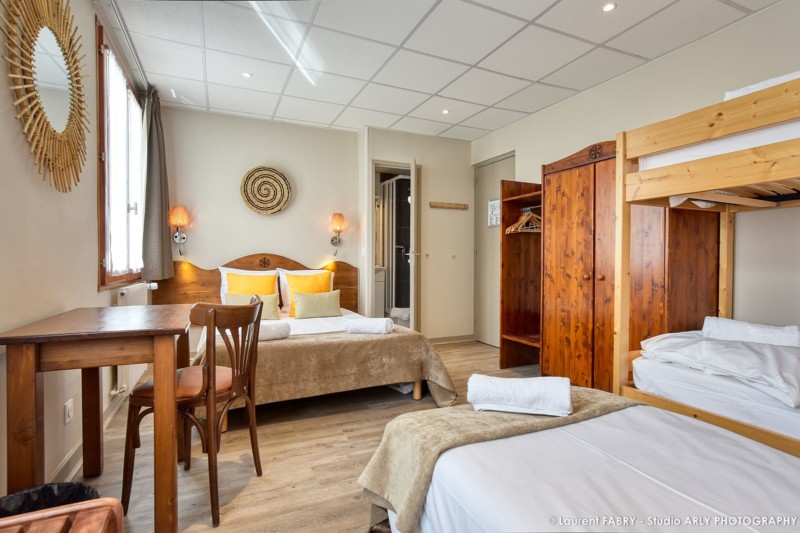 grande chambre familiale avec lits jumeaux, lit double et lits superposés, Hôtel les Essarts, Valloire (73)