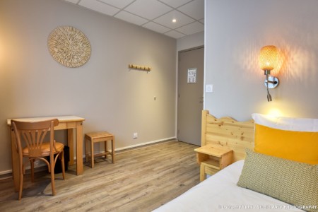 chambre avec un petit bureau, Hôtel les Essarts, Valloire (Savoie)