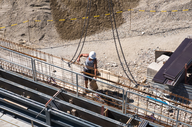 Ouvrier de BTP sur un chantier du Groupe Legendre, à Crolles (38), près de Grenoble
