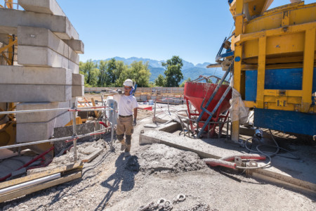 Ouvriers Au Travail Sur Un Chantier Du Groupe Legendre, à Crolles (38), Près De Grenoble