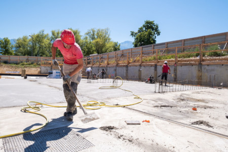 Ouvriers En Action Sur Un Chantier Du Groupe Legendre, à Crolles (38), Près De Grenoble