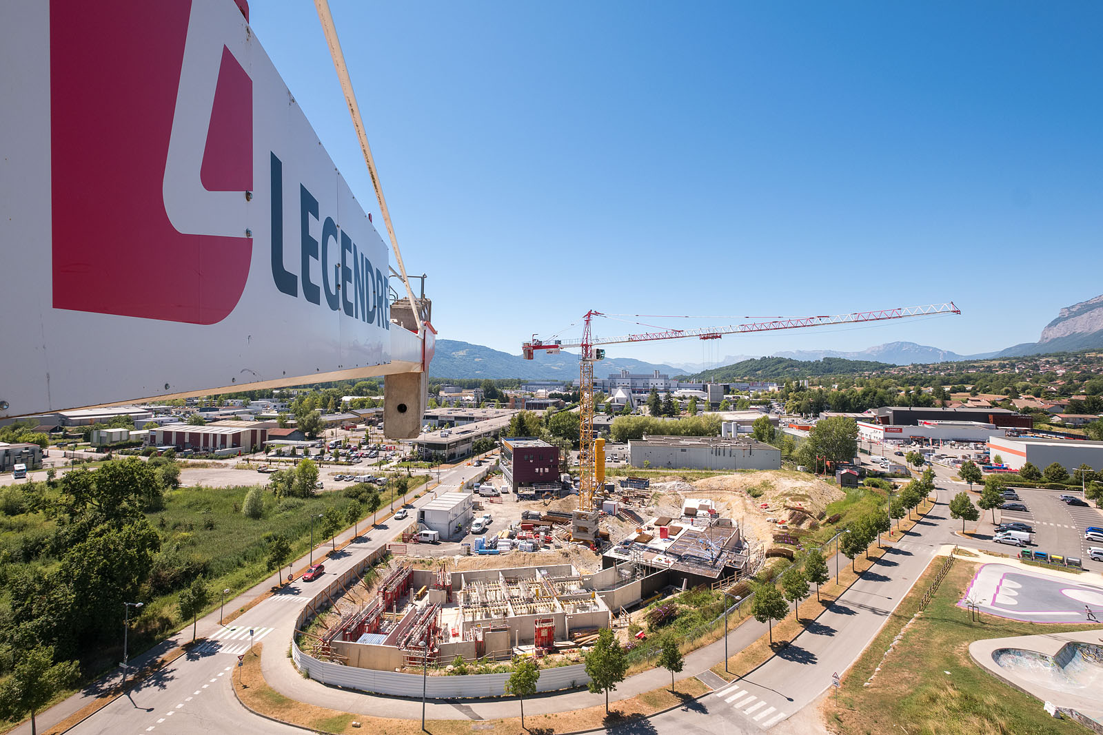 Vue de l'agglomération de Grenoble depuis la grue d'un chantier Legendre à Crolles (38)