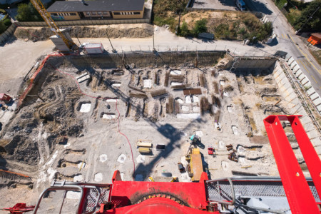 photographe de chantier entre Chambéry et Grenoble : Vue d'une grue au-dessus d'un chantier du groupe Legendre à La Ravoire (73)