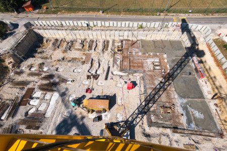photographe de chantier entre Chambéry et Grenoble : Vue d'une grue au-dessus d'un chantier du groupe Legendre à La Ravoire (73)