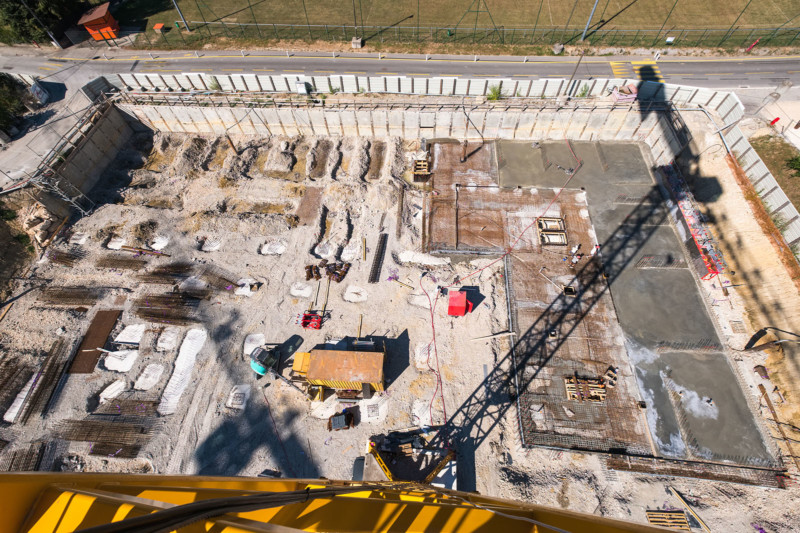 Vue d'une grue au-dessus d'un chantier du groupe Legendre à La Ravoire (73)