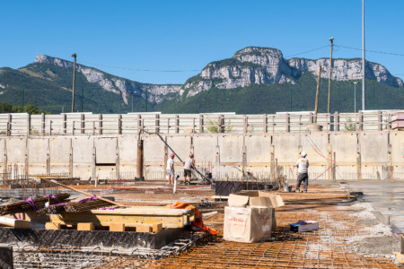 photographe de chantier entre Chambéry et Grenoble : Le Nivolet et Le Peney, massif des Bauges, émergent au-dessus d'un chantier du groupe Legendre à La Ravoire (73)