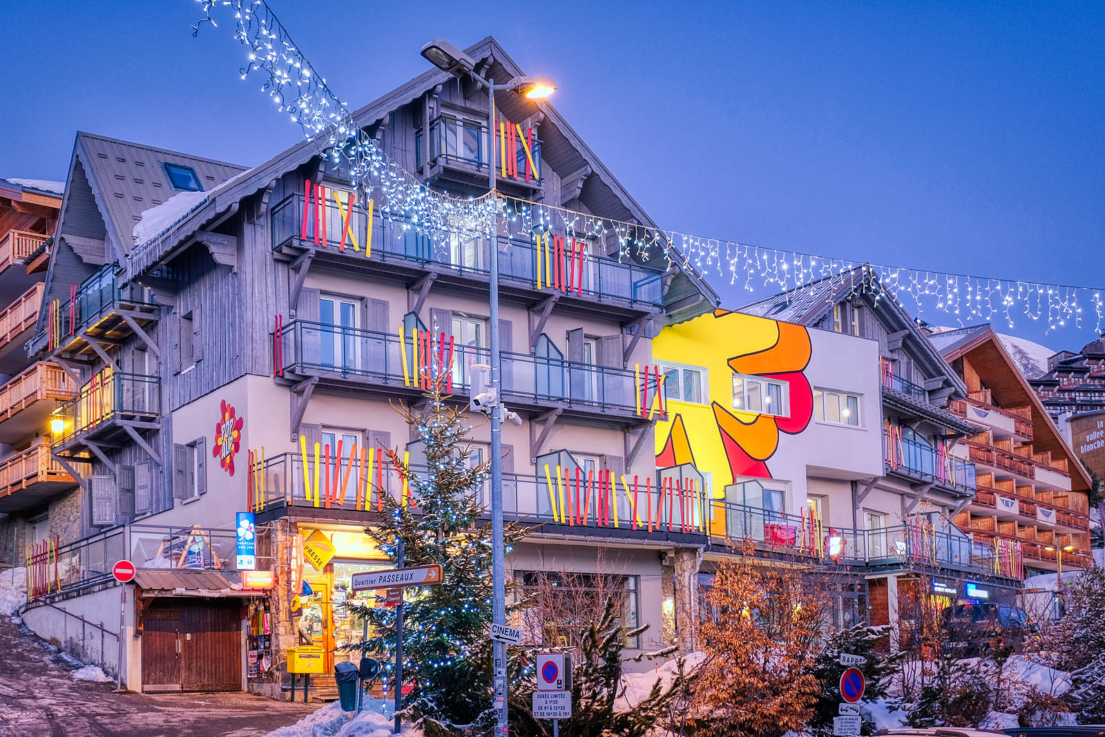 Popalp, hôtel à l'Alpe d'Huez (Isère) : la façade, de nuit