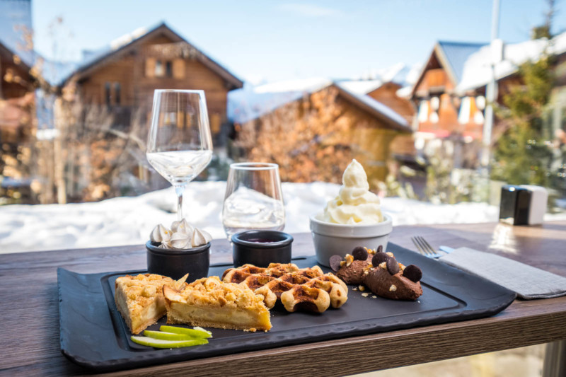 Popalp, hôtel à l'Alpe d'Huez (Isère) : dessert face à la baie vitrée