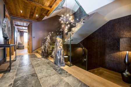 Photographe chalet à Megève : L'entrée d'un chalet de prestige