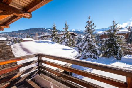 Photographe chalet à Megève : Vue balcon d'un chalet de prestige