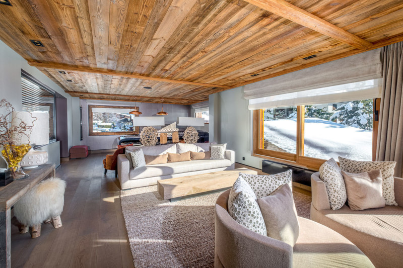 Grand salon ouvert sur la terrasse dans un chalet de luxe à Megève