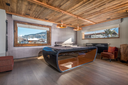 Photographe chalet à Megève : Grand salon avec son coin billard