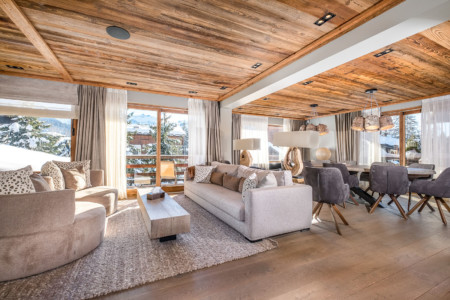 Photographe chalet à Megève : Grand salon ouvert sur la terrasse