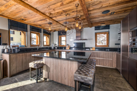 Photographe chalet à Megève : Grande cuisine dans un chalet de luxe