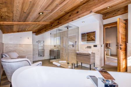 Photographe chalet à Megève : salle de bain de la master bedroom