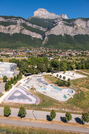 Skate park et massif de la Chartreuse, à Crolles, depuis les chantiers Legendre à Crolles (38)