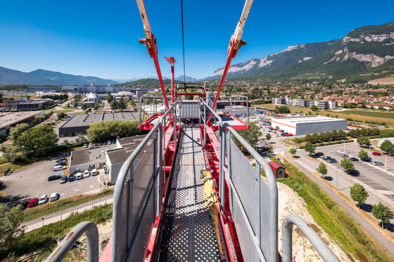 Vue de l'agglomération de Grenoble depuis la grue d'un chantier Legendre à Crolles (38)