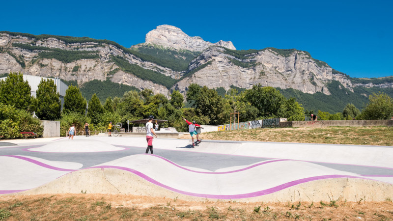 Skate park et massif de la Chartreuse, à Crolles, depuis les chantiers Legendre à Crolles (38)