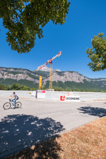 Les abords d'un chantier du groupe Legendre, à Crolles (près de Grenoble)