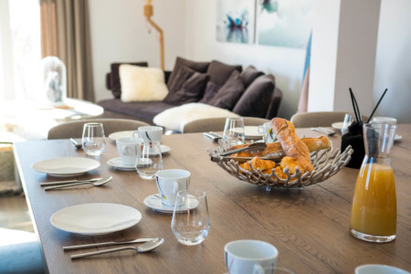 Popalp, Hôtel à L'Alpe D'Huez (Isère) : Détail Sur La Grande Table De L'appartement