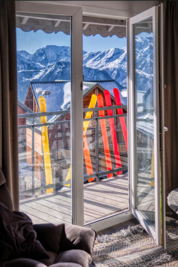 Popalp, hôtel à l'Alpe d'Huez (Isère) : les terrasse et leurs skis en décoration extérieure